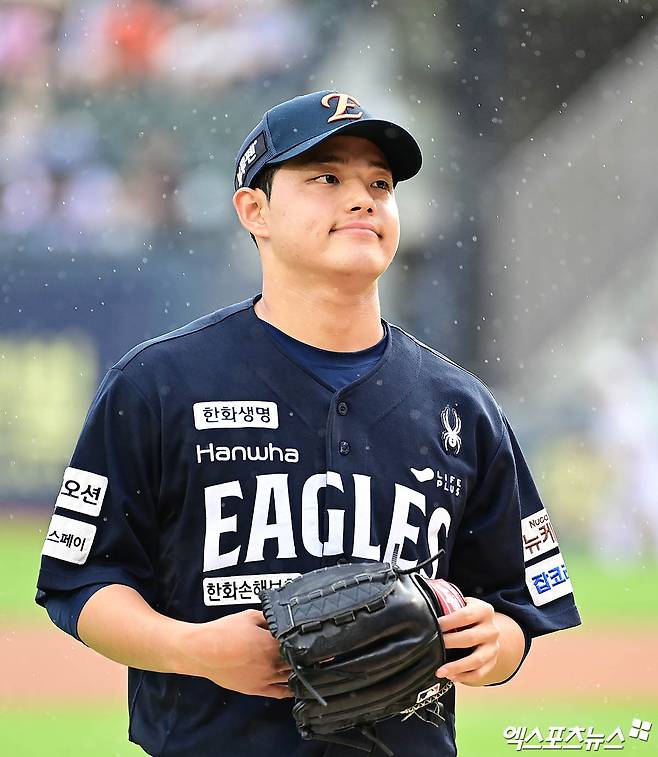 한화 이글스 선발투수 문동주가 22일 잠실 두산 베어스전에서 무실점으로 이닝을 마친 뒤 미소 짓고 있다. 잠실, 박지영 기자