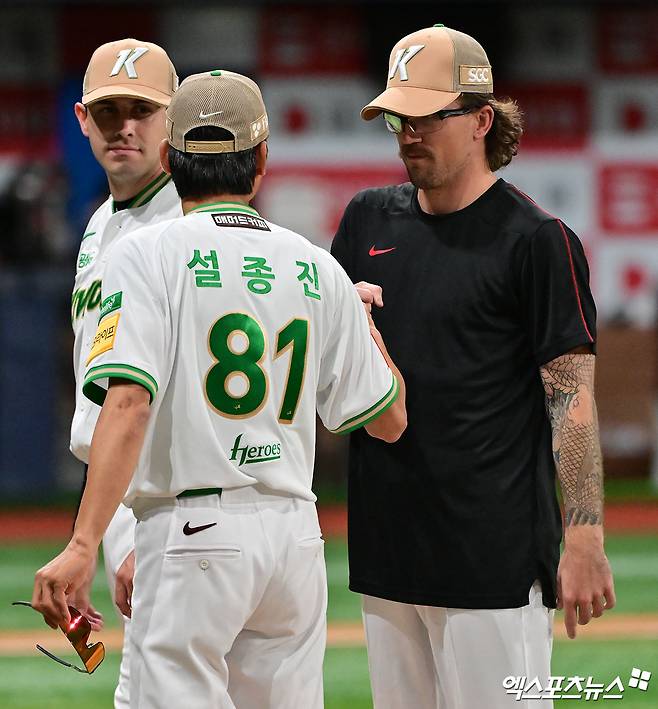 22일 오후 서울 구로구 고척스카이돔에서 열린 '2025 신한 SOL Bank KBO리그' 롯데 자이언츠와 키움 히어로즈의 경기, 키움이 4안타 2타점 2도루를 기록한 임지열의 맹타에 힘입어 롯데에 6:3으로 승리했다.  이날 경기에서 승리한 키움 설종진 감독대행이 웰스와 인사를 나누고 있다. 엑스포츠뉴스 고척, 김한준 기자