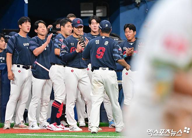 22일 오후 서울 구로구 고척스카이돔에서 열린 '2025 신한 SOL Bank KBO리그' 롯데 자이언츠와 키움 히어로즈의 경기, 6회말 수비를 마친 롯데 홍민기가 하이파이브를 하고 있다. 엑스포츠뉴스 고척, 김한준 기자