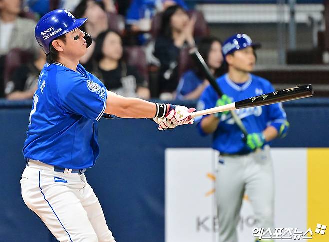 20일 오후 서울 구로구 고척스카이돔에서 열린 '2025 신한 SOL Bank KBO리그' 삼성 라이온즈와 키움 히어로즈의 경기, 8회초 1사 1루 삼성 강민호가 타격을 하고 있다. 결과는 중견수 플라이 아웃. 엑스포츠뉴스 DB