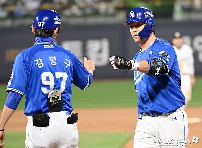 11일 오후 수원KT위즈파크에서 열린 '2025 신한 SOL Bank KBO리그' 삼성 라이온즈와 KT 위즈의 경기, 7회초 1사 2루 삼성 강민호가 좌전안타를 날린 후 귀루하고 있다. 엑스포츠뉴스 DB