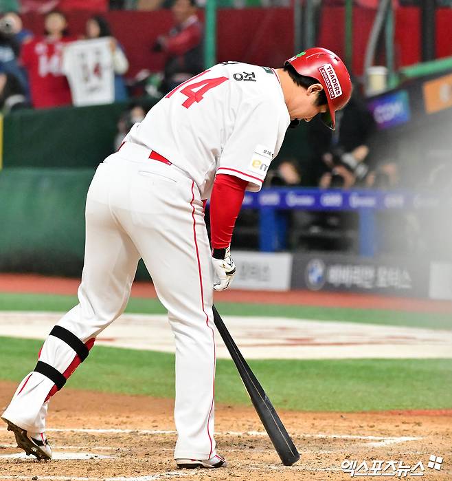 11일 오후 인천SSG랜더스필드에서 열린 '2025 신한 SOL Bank KBO리그' KIA 타이거즈와 SSG 랜더스의 더블헤더 2차전 경기, 7회말 1사 SSG 최정이 볼넷으로 출루하고 있다. 엑스포츠뉴스 DB