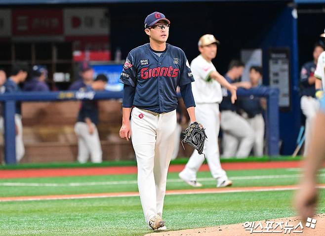 23일 오후 서울 구로구 고척스카이돔에서 열린 '2025 신한 SOL Bank KBO리그' 롯데 자이언츠와 키움 히어로즈의 경기, 1회말 수비를 마친 롯데 박세웅이 더그아웃으로 향하고 있다. 엑스포츠뉴스 고척, 김한준 기자