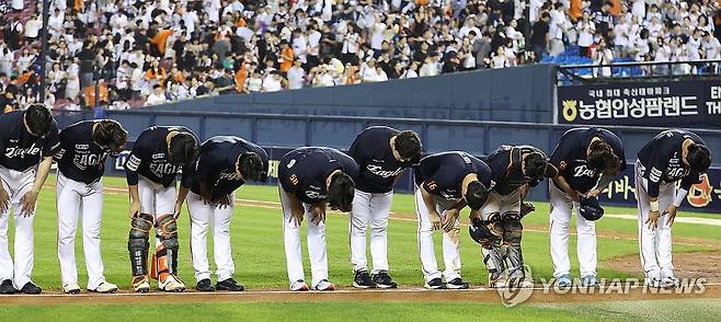 한화이글스 10연승 달성, 관중들에게 인사하는 선수들 (서울=연합뉴스) 김주형 기자 = 22일 서울 잠실야구장에서 열린 프로야구 2025 신한 SOL 뱅크 KBO리그 두산베어스와 한화이글스 경기에서 10연승을 달성한 한화이글스 선수들이 관중들에게 인사하고 있다. 
    한화는 1985년 삼성에 이어 역대 두 번째로 '단일시즌 두 번 이상의 10연승 달성' 진기록을 세웠다. 2025.7.22 kjhpress@yna.co.kr