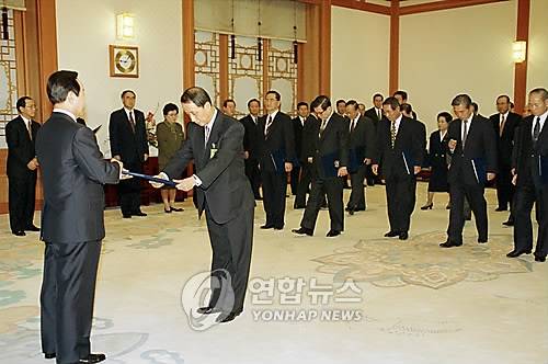 1994년 12월 김영삼 대통령이 신임 윤여준 공보수석에게 임명장 수여하는 장면 [연합뉴스 사진]