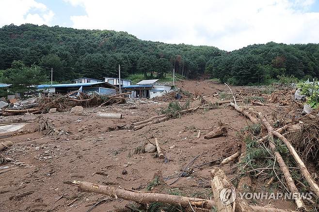 수마의 위력 (가평=연합뉴스) 임병식 기자 = 21일 경기도 가평군 조종면 신상리 산사태 현장에서 마을을 덮친 토사물이 쌓여 있다. 2025.7.21 andphotodo@yna.co.kr
