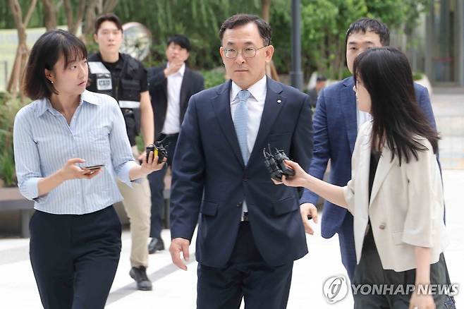 김건희 특검 출석하는 정근수 전 신한은행 부행장 (서울=연합뉴스) 류영석 기자 = 정근수 전 신한은행 부행장이 23일 서울 종로구 KT광화문빌딩에 마련된 김건희 여사 관련 의혹을 수사 중인 민중기 특별검사팀 사무실에 출석하고 있다. 2025.7.23 ondol@yna.co.kr