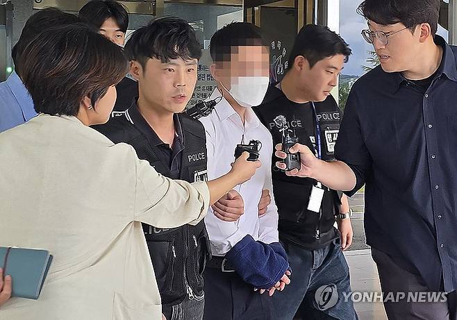 시험기간 학교 무단 침입 묵인한 학교관계자 영장실질심사 (안동=연합뉴스) 김선형 기자 = 시험기간 중 학교에 무단 침입한 기간제 교사와 학부모를 묵인한 혐의(주거침입 등)로 구속 영장이 청구된 학교관계자가 지난 15일 대구지법 안동지원에서 구속 전 피의자 심문(영장실질심사)을 받은 후 이동하고 있다. 그는 취재진의 질문에 "죄송합니다"라고 말했다. 2025.7.15 sunhyung@yna.co.kr