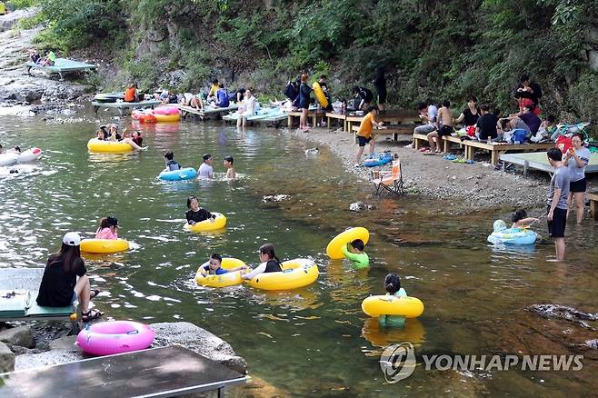 무주 구천동계곡 물놀이 인파 [연합뉴스 자료사진]