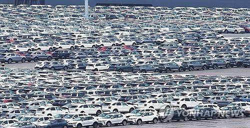 수출 대기 중인 자동차  [연합뉴스 자료사진]