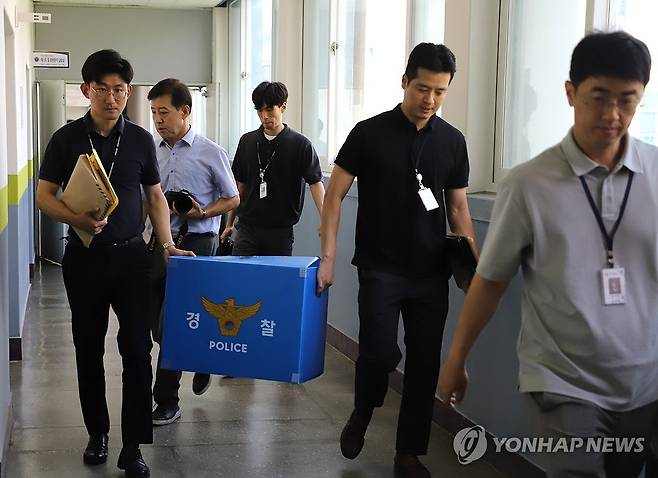 경찰, 김용수 전 총장 호화 연수 관련 충북도립대 압수수색 (옥천=연합뉴스) 이성민 기자 = 경찰이 김용수 전 충북도립대 총장의 초호화 연수 의혹과 관련해 23일 오전 이 대학에서 압수수색을 하고 있다. 2025.7.23 chase_arete@yna.co.kr