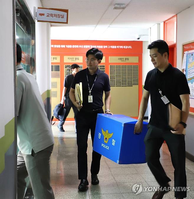 경찰, 김용수 전 총장 호화 연수 관련 충북도립대 압수수색 (옥천=연합뉴스) 이성민 기자 = 경찰이 김용수 전 충북도립대 총장의 초호화 연수 의혹과 관련해 23일 오전 이 대학에서 압수수색을 하고 있다. 2025.7.23 chase_arete@yna.co.kr