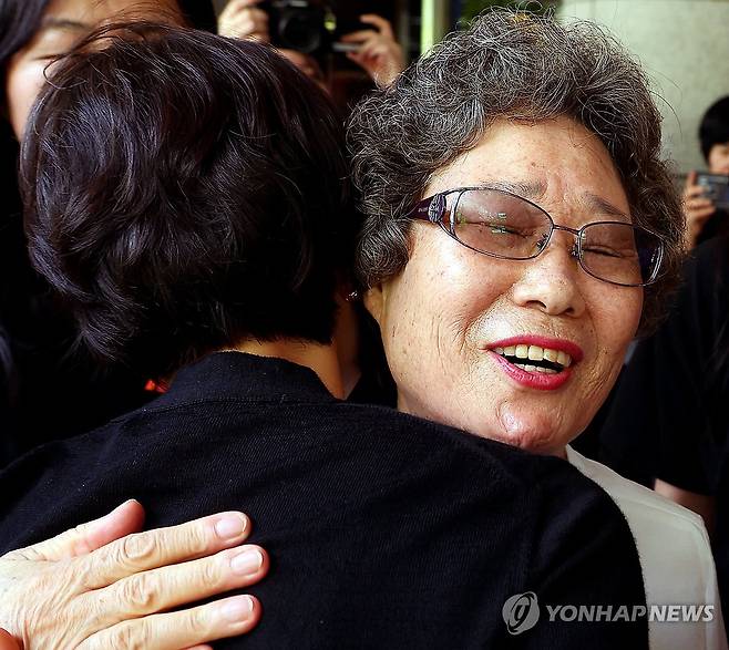 61년만에 인정받은 정당방위…감격의 포옹 (부산=연합뉴스) 손형주 기자 = 61년 전 자신을 성폭행하려던 남성의 혀를 깨물어 중상해 혐의 유죄 판결을 받았던 최말자(78)씨가 23일 부산지법에서 열린 재심 첫 공판을 마치고 법정을 나서며 변호인과 여성단체와 포옹하고 있다. 이날 검찰은 "정당방위가 인정된다"며 무죄를 구형했다.  2025.7.23 handbrother@yna.co.kr