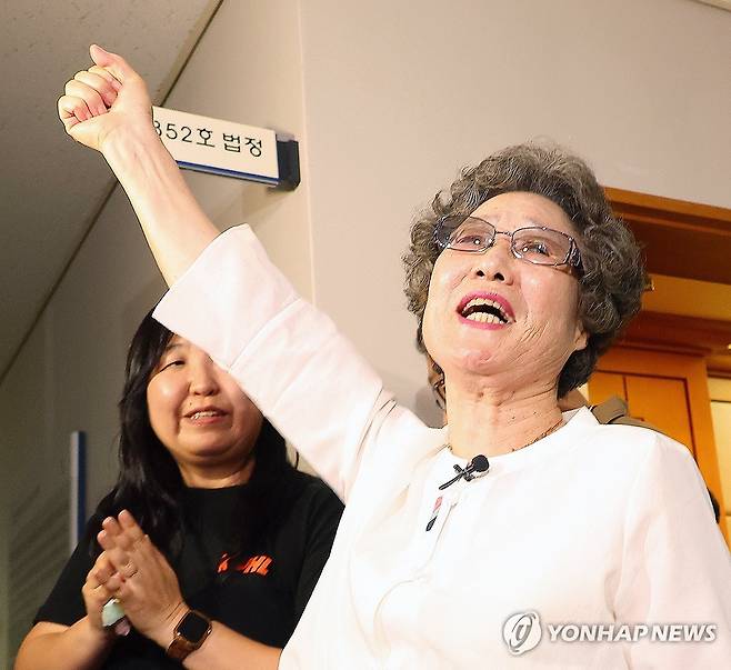 61년만에 무죄 구형 최말자씨 "이겼습니다" (부산=연합뉴스) 손형주 기자 = 61년 전 자신을 성폭행하려던 남성의 혀를 깨물어 중상해 혐의 유죄 판결을 받았던 최말자(78)씨가 23일 부산지법에서 열린 재심 첫 공판을 마치고 법정을 나서며 손을 치켜 들며 "이겼습니다"를 외치고 있다. 이날 검찰은 "정당방위가 인정된다"며 무죄를 구형했다. 
     2025.7.23 handbrother@yna.co.kr