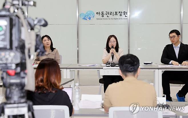 입양기록 26만권 운영 설명하는 아동권리보장원 (고양=연합뉴스) 김병만 기자 = 23일 경기도 고양시 덕양구 한 저온 물류센터 건물에서 아동권리보장원 기록물관리 책임자 한명애 본부장(가운데) 등이 기자회견을 열고 입양 기록물 원본을 이관·보존할 시설 운영에 관해 설명하고 있다. 2025.7.23 kimb01@yna.co.kr