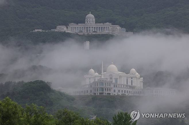 김건희 특검, 통일교 압수수색 (가평=연합뉴스) 임병식 기자 = 김건희 여사의 각종 의혹들을 수사하는 민중기 특별검사팀이 통일교 시설과 관계자를 대상으로 압수수색에 나선 지난 18일 오전 경기도 가평군 통일교 본부에 비구름이 걸려 있다. 2025.7.18 andphotodo@yna.co.kr