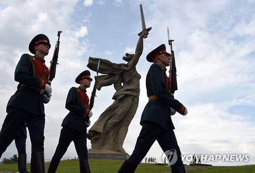 러시아 스탈린그라드 전투 기념물 앞을 지나는 러시아 병사들 [EPA 연합뉴스 자료사진. 재판매 및 DB 금지]