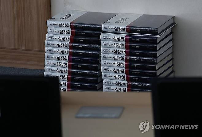 의대 교재 놓인 강의실 (서울=연합뉴스) 김성민 기자 = 정부와 교육계가 '의대 교육 정상화 방안'을 논의하는 가운데 의대 총장들이 의대 본과 4학년이 추가로 의사국가시험(국시)를 치를 수 있도록 정부에 건의하기로 했다.
    23일 서울 시내 한 의과대학 강의실에 교재가 놓여져 있다. 2025.7.23 ksm7976@yna.co.kr