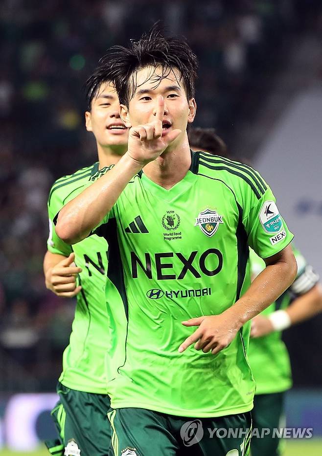 '골' 전북현대 김진규, 세리머니 (전주=연합뉴스) 나보배 기자 = 23일 전북 전주월드컵경기장에서 열린 하나은행 K리그1 2025 전북현대와 강원FC의 경기. 전북현대 김진규가 골을 넣은 뒤 기뻐하고 있다. 2025.7.23 warm@yna.co.kr