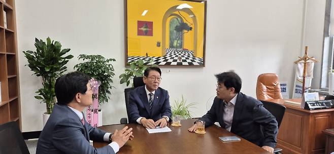 지난 21일 국회에서 김교흥(가운데) 문화체육관광위원장과 박용철(왼쪽) 강화군수, 배준영 의원이 국립강화고려박물관 건립을 위한 협력 방안을 논의하고 있다. 사진=강화군청