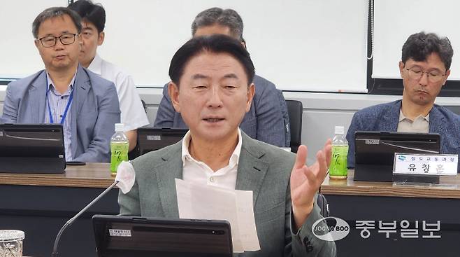 김동근 의정부시장이 정책협의회에서 주요안건에 대해 설명하고 있다. 사진=김창학기자