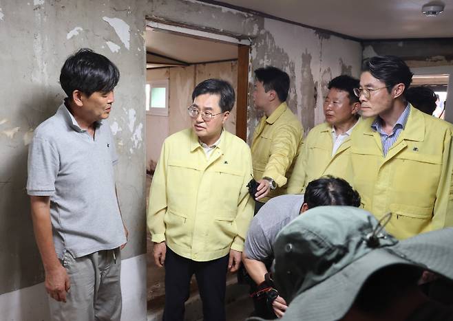 22일 오후 가평군 조종면 신상리에 김동연 경기도지사가 집중호우로 인한 이재민 대피소 방문을 했다. 사진=경기도청