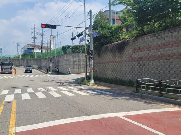 지난 2020년 붕괴해 재시공된 양산동 우신그린맨션 측벽 옹벽 모습. 재시공된 옹벽(왼쪽)은 콘트리트 옹벽으로 배수구가 설치돼 있지만, 반대편 옹벽은 보강토 옹벽으로 시공돼 있고 배수구가 설치돼 있지 않다. [사진=경인방송]