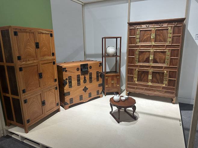 '木, 짜임과 이음' 전시에 배치된 방대근 보유자의 작품./사진=최화진 기자