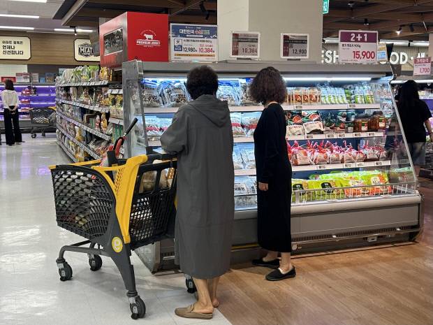 이마트는 오는 28일까지 광주·전남 지역 6개 점포(광주·광산·봉선·순천·목포·여수점)를 포함한 전국 점포에서 수입맥주 골라담기 프로모션과 조각과일 할인, 바캉스 상품 특가 이벤트를 진행한다. 사진은 광주광역시 서구 이마트 광주점에서 시민들이 장을 보는 모습. 윤준명 기자
