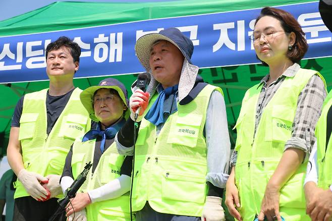 조국혁신당이 24일 전남 담양군에서 현장 최고위원회의 및 수해 복구 지원에 나섰다. 사진은 이날 전남 담양군 봉산면 자원봉사 하우스농장에서 열린 최고위원회의에서 서왕진 원내대표가 발언을 하고 있다. /조국혁신당 제공