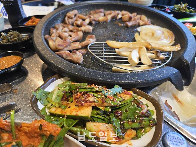 광주 북구 중흥동 '뒷골목뒷고기'에서는 도축업자도 몰래 먹던 돼지고기 7가지 특수부위를 즐길 수 있다. /안세훈 기자