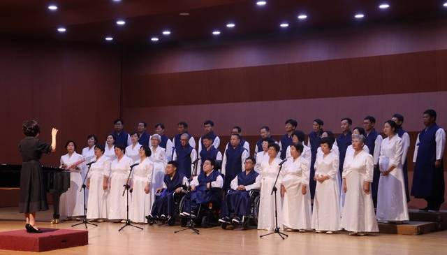 완주장애인합창단 ‘꽃’이 창단 1년만인 지난해 전북장애인합창제에서 당당히 1위를 차지했다. 당시 공연 모습. 완주문화재단