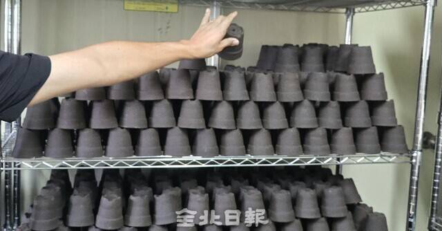 커피박을 이용해 만들어진 화분. 김문경 기자