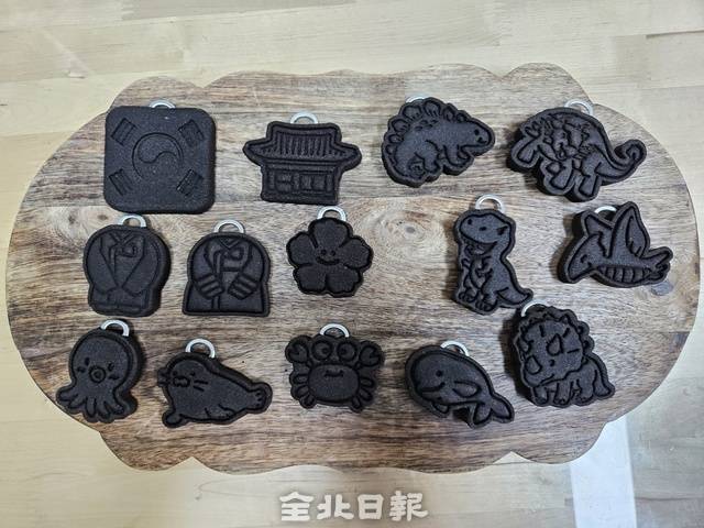 커피박을 재활용해 만든 열쇠고리. 덕진지역자활센터