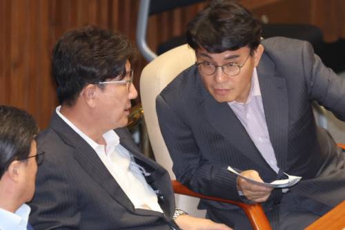 국민의힘 권성동 의원과 윤상현 의원이 23일 국회 본회의에서 대화하고 있다. 연합뉴스