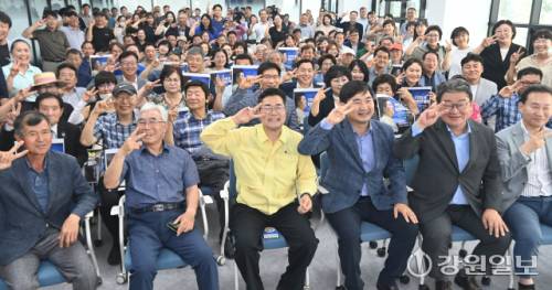 박찬대 더불어민주당대표 후보가 24일 강원특별자치도당을 방문해 김도균 도당위원장을 비롯한 당직자, 당원 등과 기념촬영을 하고 있다. 박승선기자