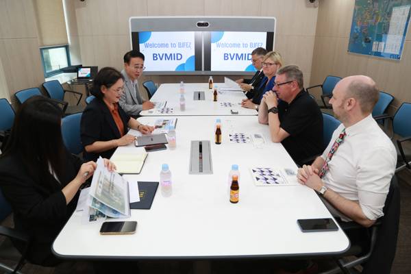 박성호 부산진해경제자유구역청 청장이 지난달 16일 독일중소기업연방협회와 전략적 연대를 구축하기 위해 간담회를 갖고 있다. / 부산진해경자청