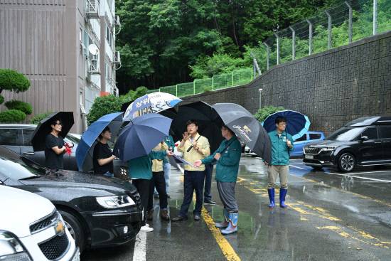 최근 발생한 집중호우 피해 대응을 위해 당초 예정됐던 일본 출장을 전격 취소한 변광용(노란색 상의) 거제시장이 재난취약지역을 찾아 호우 대비 상황을 점검하고 있다. 사진=거제시
