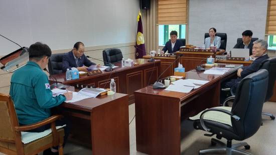 하동군의회 산업건설위원회가 지난 24일, 제342회 하동군의회 임시회 1차 산업건설위원회에서 하동군이 제출한 옥종면 양수발전소 유치 동의안에 대해 심의하고 있다.