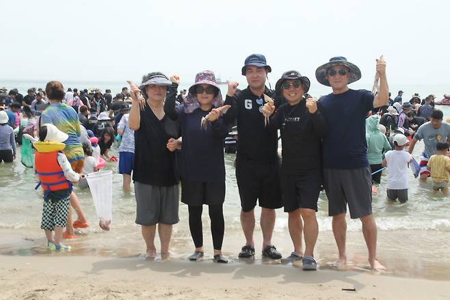 지난해 진행한 오징어 맨손잡이 행사 모습 /독자 제공