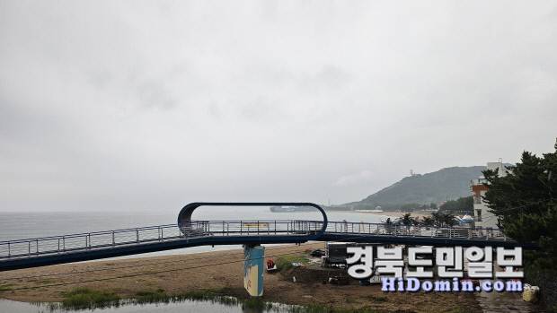 부흥 서핑장을 찾는 서핑 서퍼들의 편의 제공을 위해 영덕군이 올해 완공한 브릿지와 부흥서핑지원센터. 사진=김영호 기자.