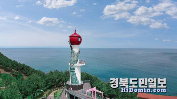 대게 집게발이 등대를 감싸고 있는 24m 높이의 창포말 등대 전경. 사진=영덕군 제공.