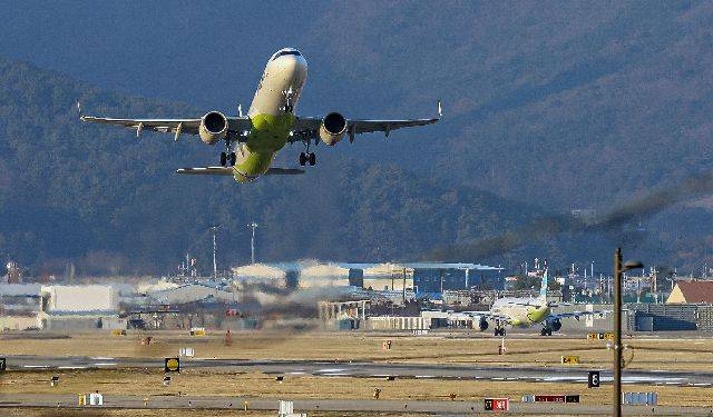 대한항공과 아시아나 합병 장기화로 어려움을 겪고 있는 에어부산이 승무원, 정비사 등의 인력난으로 증편 계획을 취소한 것으로 알려졌다. 30일 부산 김해국제공항 활주로에서 이륙하는 에어부산 항공기. 정종회 기자 jjh@