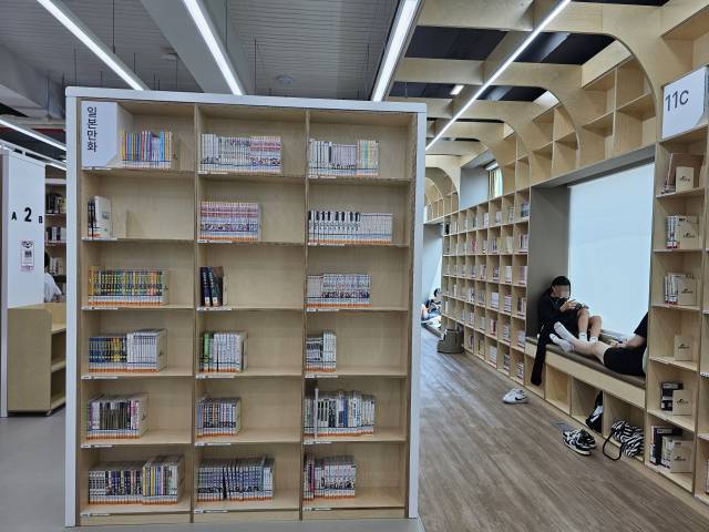 2층에선 한국 일본 등 전 세계 만화를 볼 수 있다.