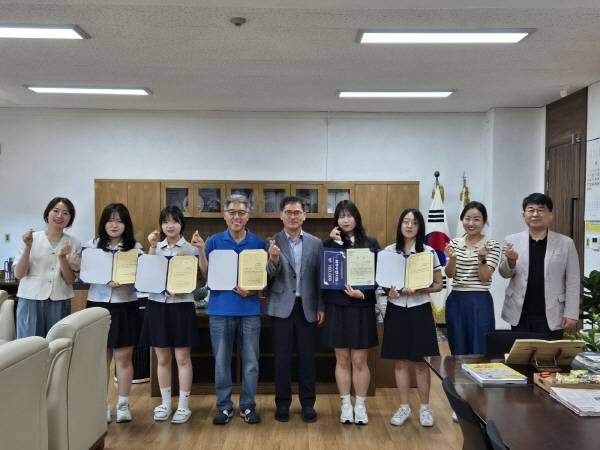 연극 가온누리 담임선생님들과 단체 사진
