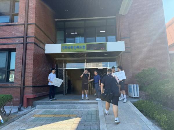 전교 학생회장 후보의 선거 유세 모습