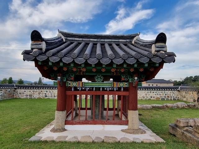 김유신 장군이 전쟁터로 나아가며 마상에서 물을 마신 우물 재매정 유적.