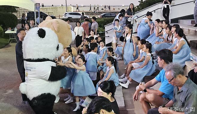 제주시는 행사장에 곰 케릭터를 준비했으며, 아이들에게 인기를 끌었다. 곰 인형은 제주형 행정체제개편을 알리는 티셔츠를 입고 사람들을 반겼다. ⓒ제주의소리