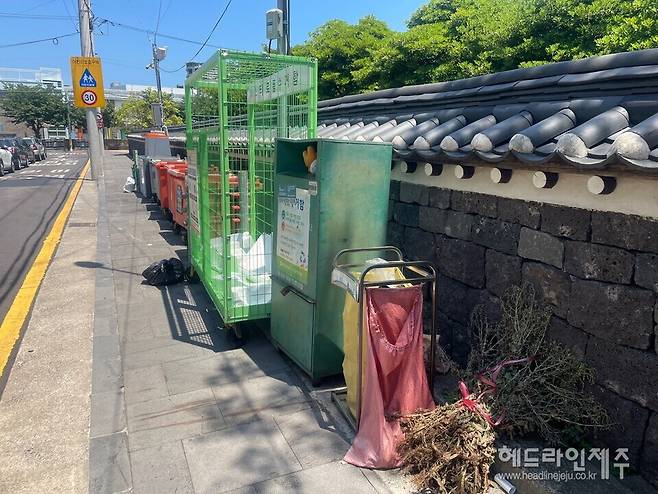 제주목 관아로 통하는 통행로를 차지하고 있는 클린하우스. ⓒ헤드라인제주