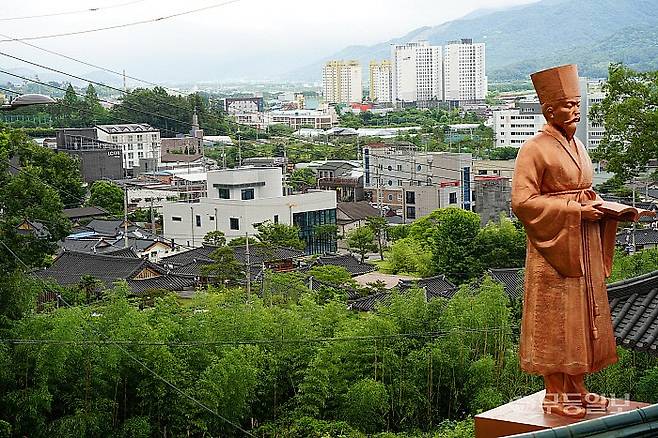 강진미술관 옆 정약용 동상 뒤로는 사의재가 내려다보인다.